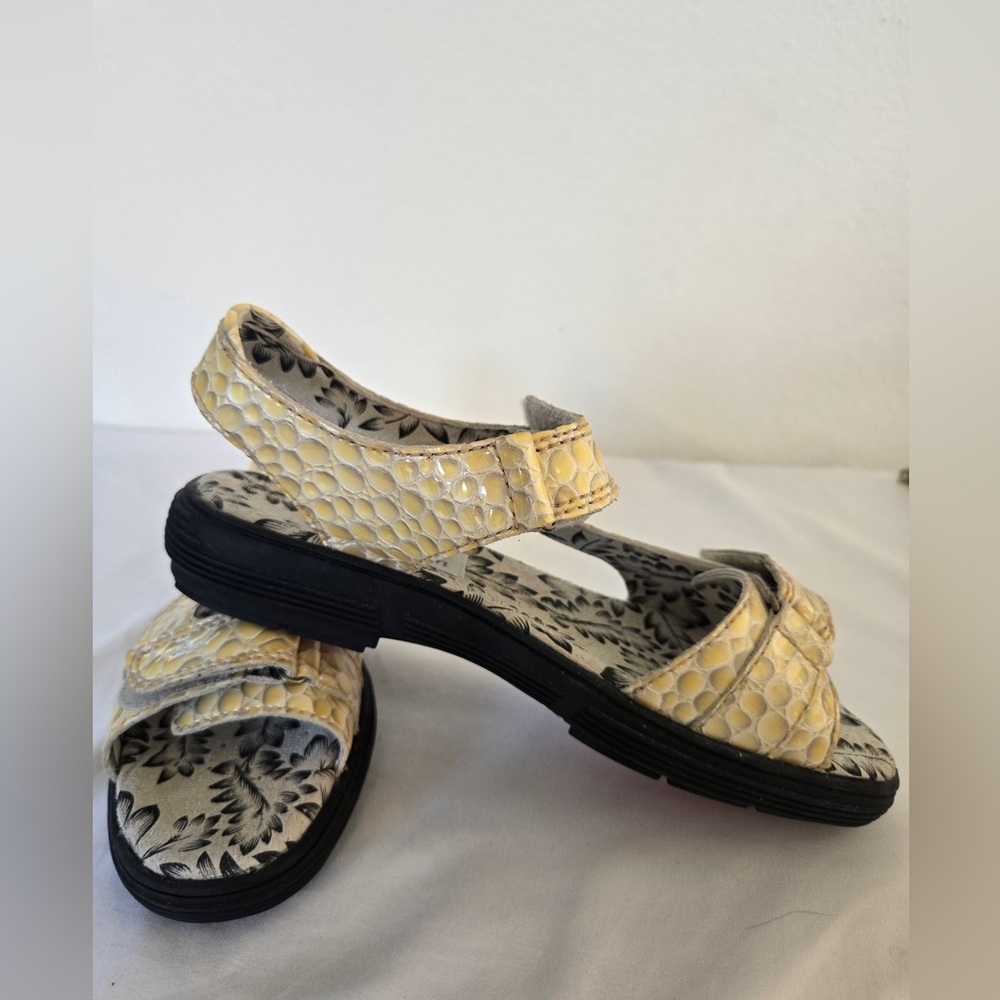 Goldstream Pebbled Leather Walking Sandals | Yellow | Comfort Fit | Size 7M - Picture 6 of 10